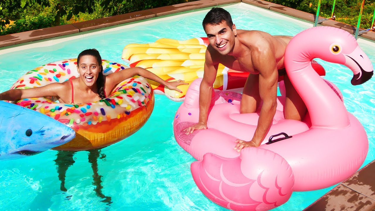 PISCINA PIENA DI GONFIABILI GIGANTI