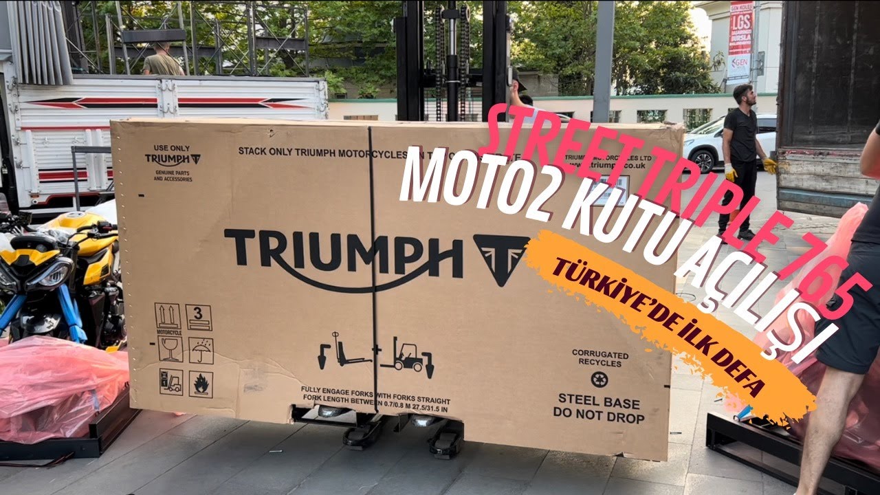 Kutu Açılışı; Triumph Street Triple RS, Moto2