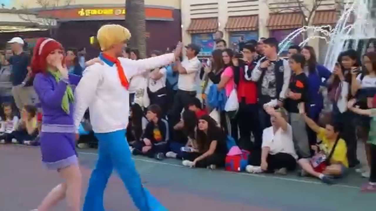 DESFILE FINAL CIERRE DE PARQUE WARNER - EL POLICÍA ME ROBA EL PALO DE SELFIES... jajajajajaja