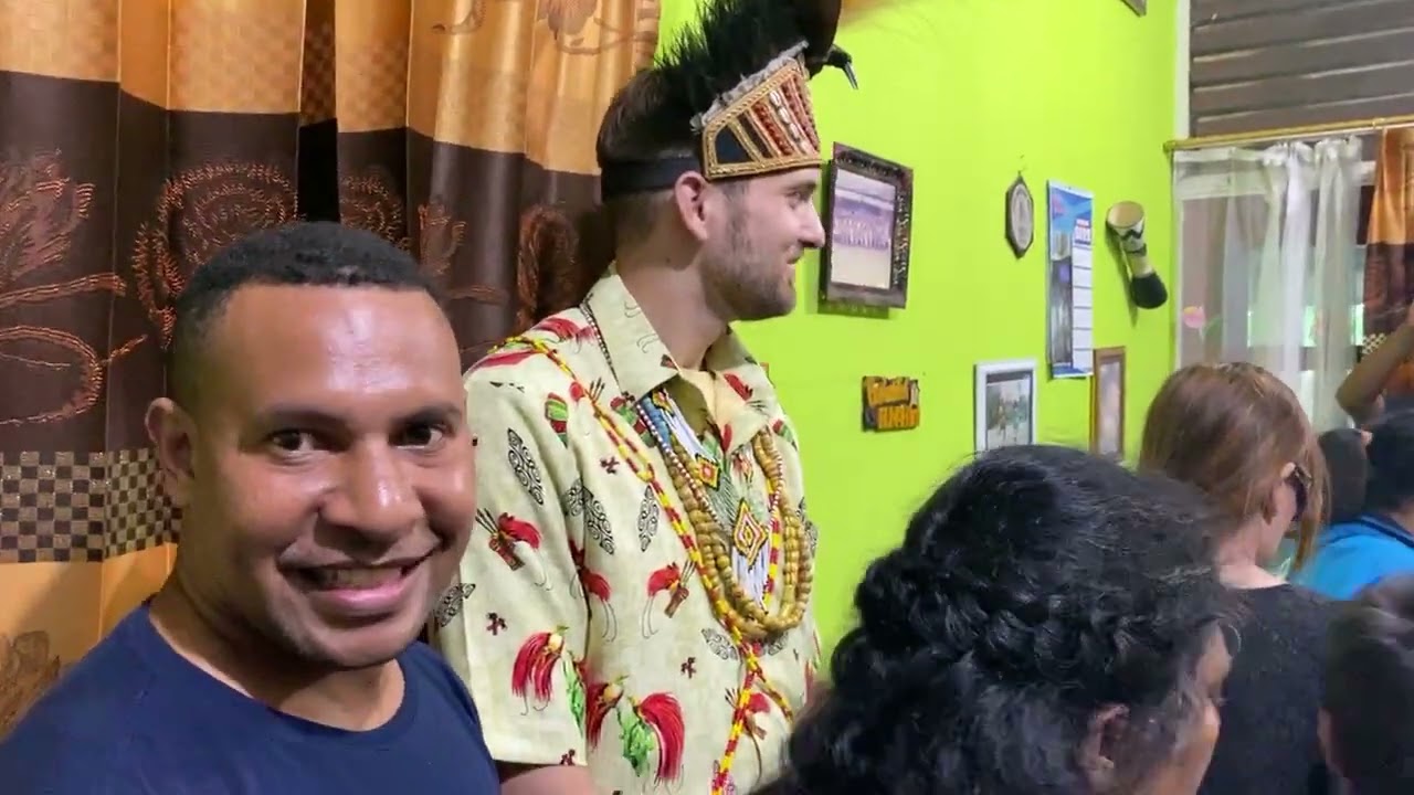 BULE AMERIKA NIKAH PAKAI ADAT PAPUA DI MERAUKE