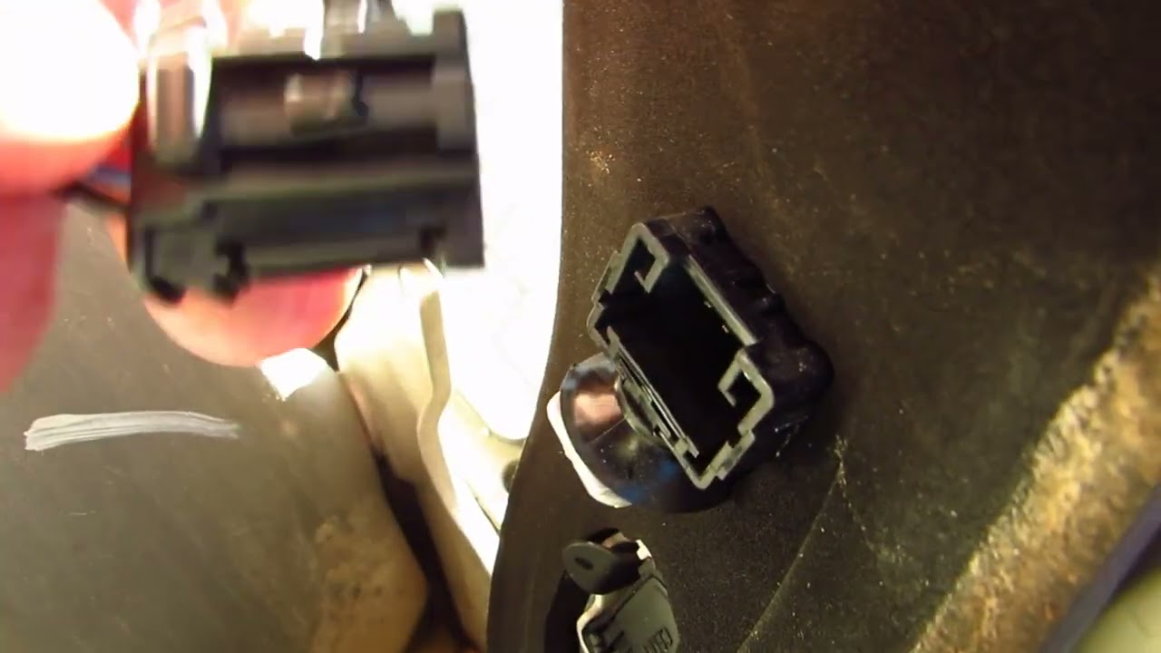 How to replace rear stop or indicator light lamp bulb on Renault Grand Scenic III
