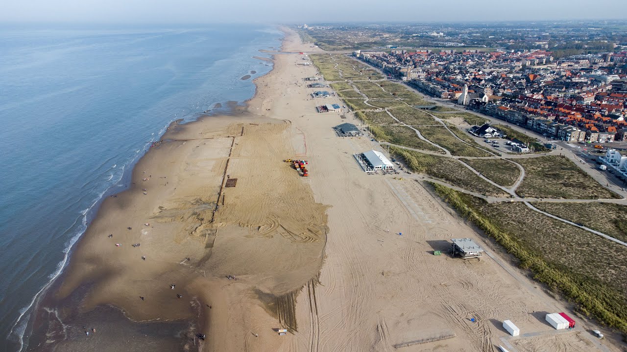 Kustversterking op strand bij Katwijk aan Zee | 4K Dronebeelden | 2022