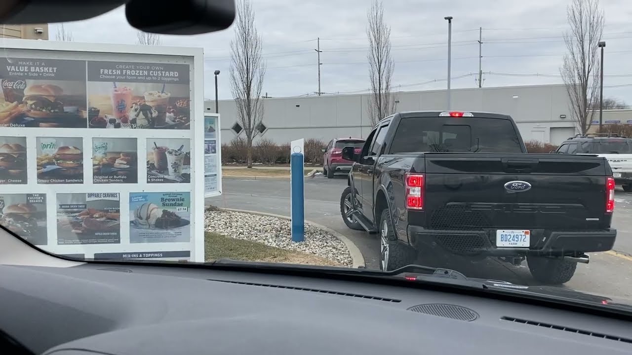 Мама и папа подъехали к ресторану Culver’s, Джош сказал подъехать, Донна принесла еду. @onthatnote