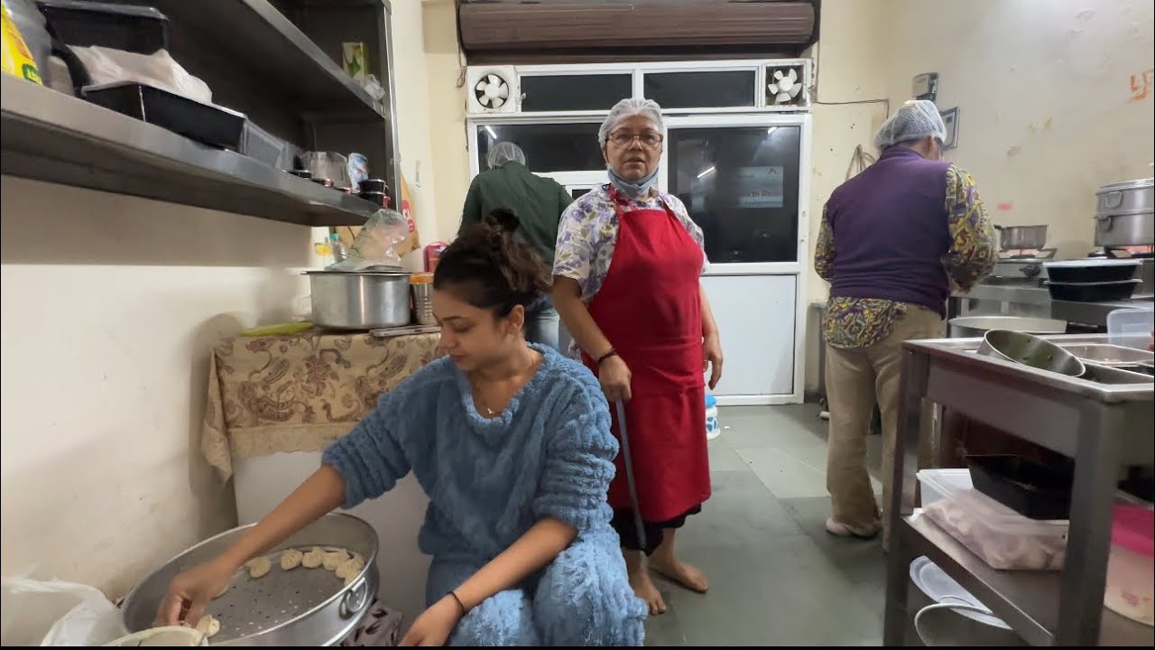 Bhabhi ne Banaya Kitchen Mein Momo 🥟🤤+ Cutest momo ever @theraicouple @raunakrai9168