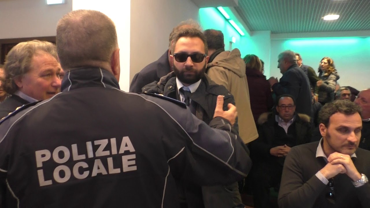Contestazioni al consiglio comunale di Catanzaro, i vigili allontanano Bosco