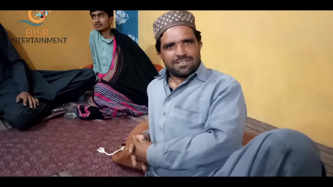 Ishtiaq marhaba hotal khidwal me doston ko dawat khilaty hye