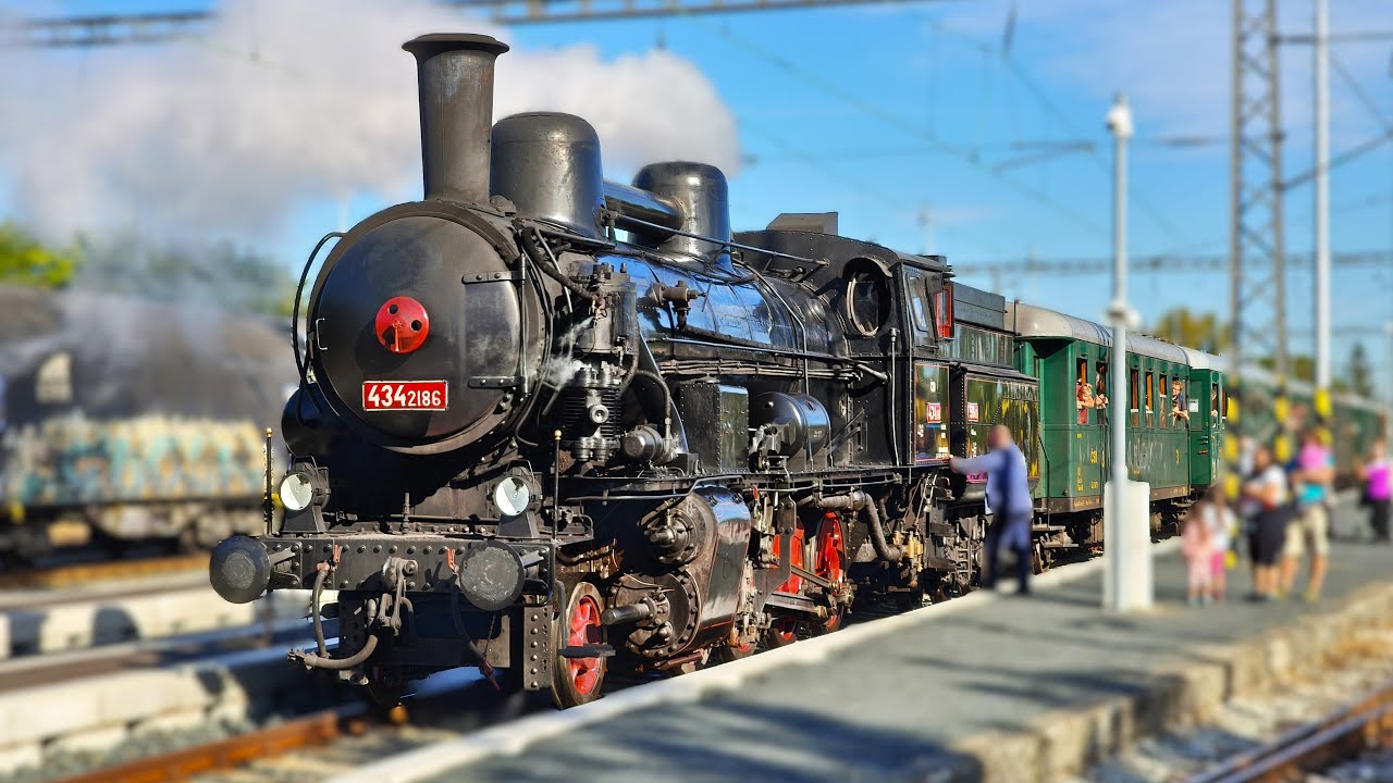 Čtyřkolák 434.2186 s historickou soupravou v Nymburku dne 20.9.2025