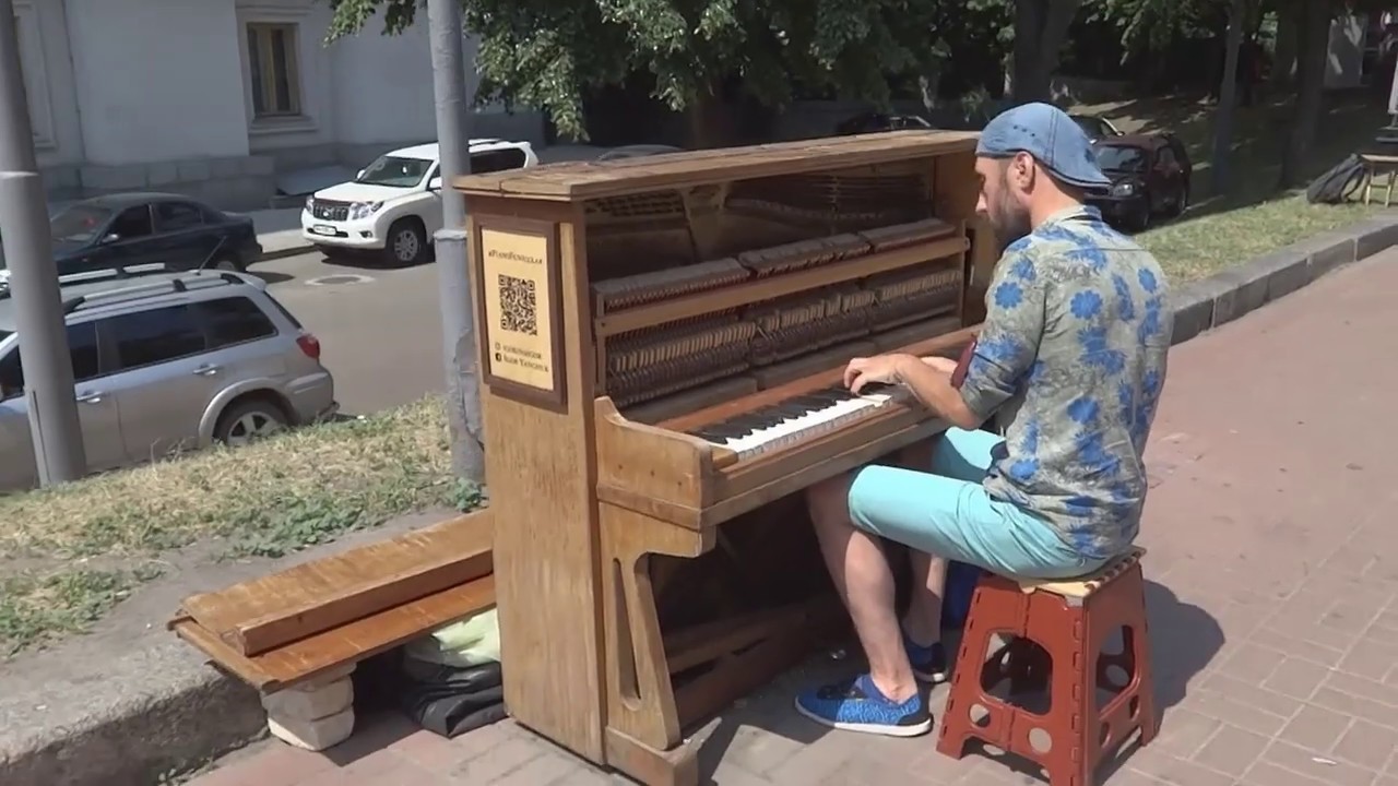 Man on the street plays beautifully