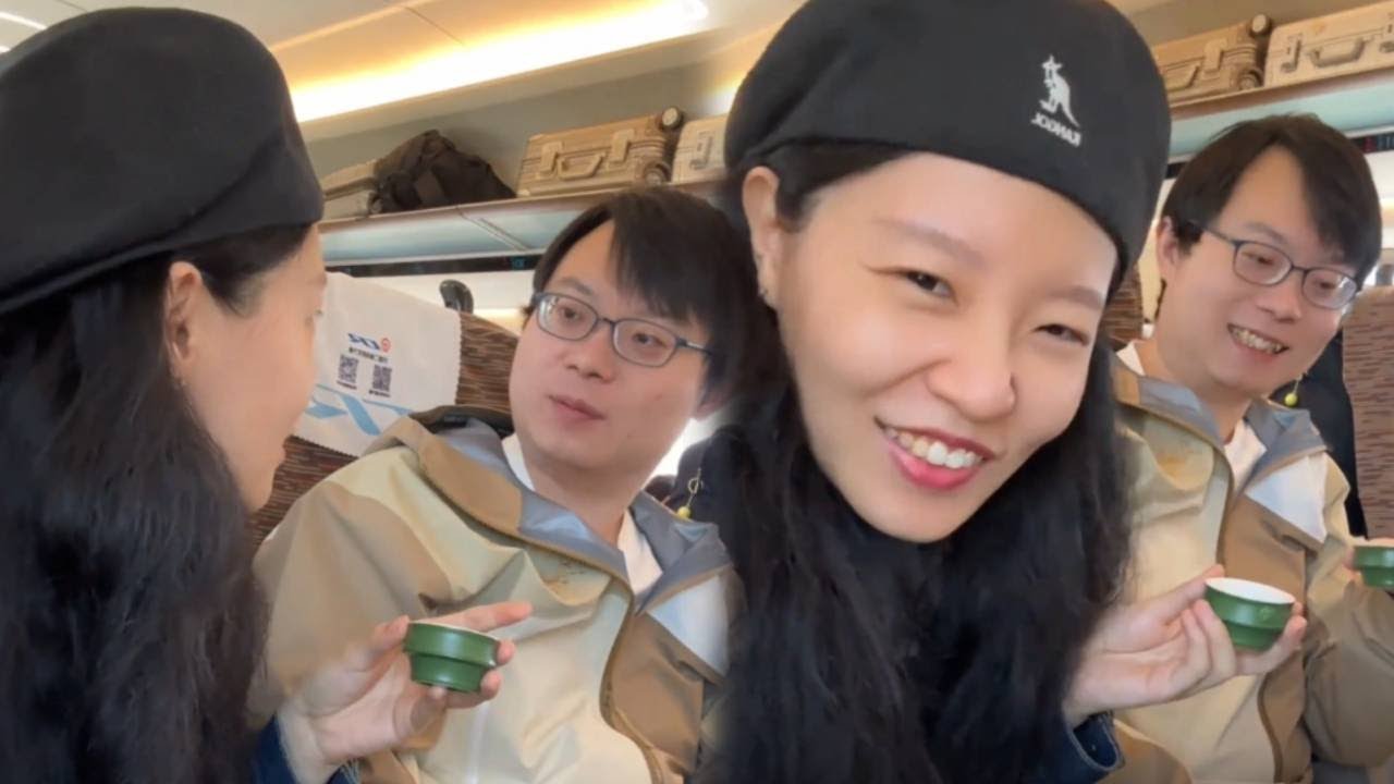 手风琴女孩今天不盘大爷了，在高铁上盘一位摄影小哥哥，请他看表演他竟说不是很正规！【李楚然手风琴】