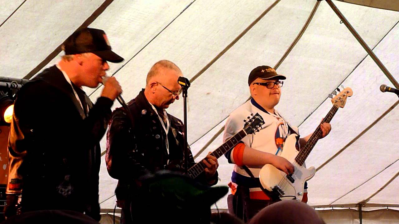 Pertti Kurikan Nimip&auml;iv&auml;t - Puhevika (live)