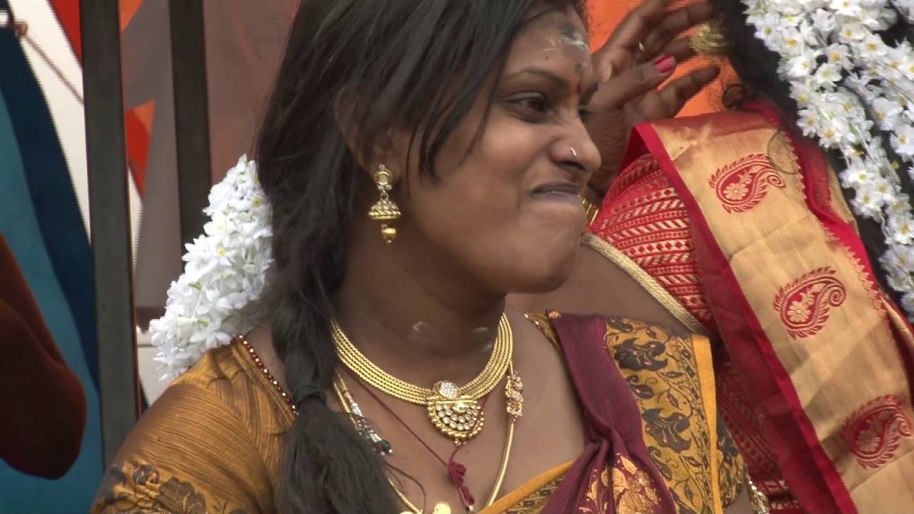 Kleurrijke optocht in de Elbestraat in Beverwijk