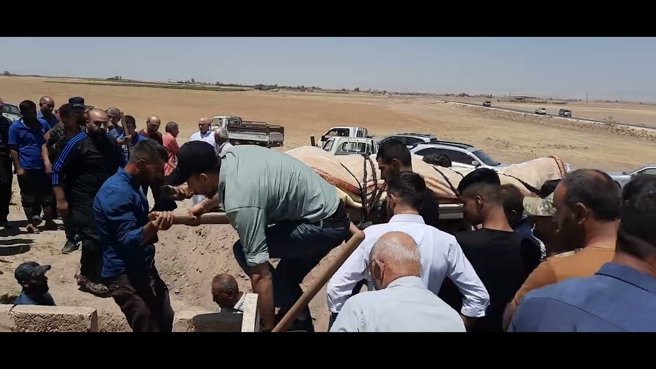 جنازة المرحوم . استاز عبدالحكيم حسن . في قرية سنجق حاج سعدون . راية غربي ان لله وانا اليه راجعون