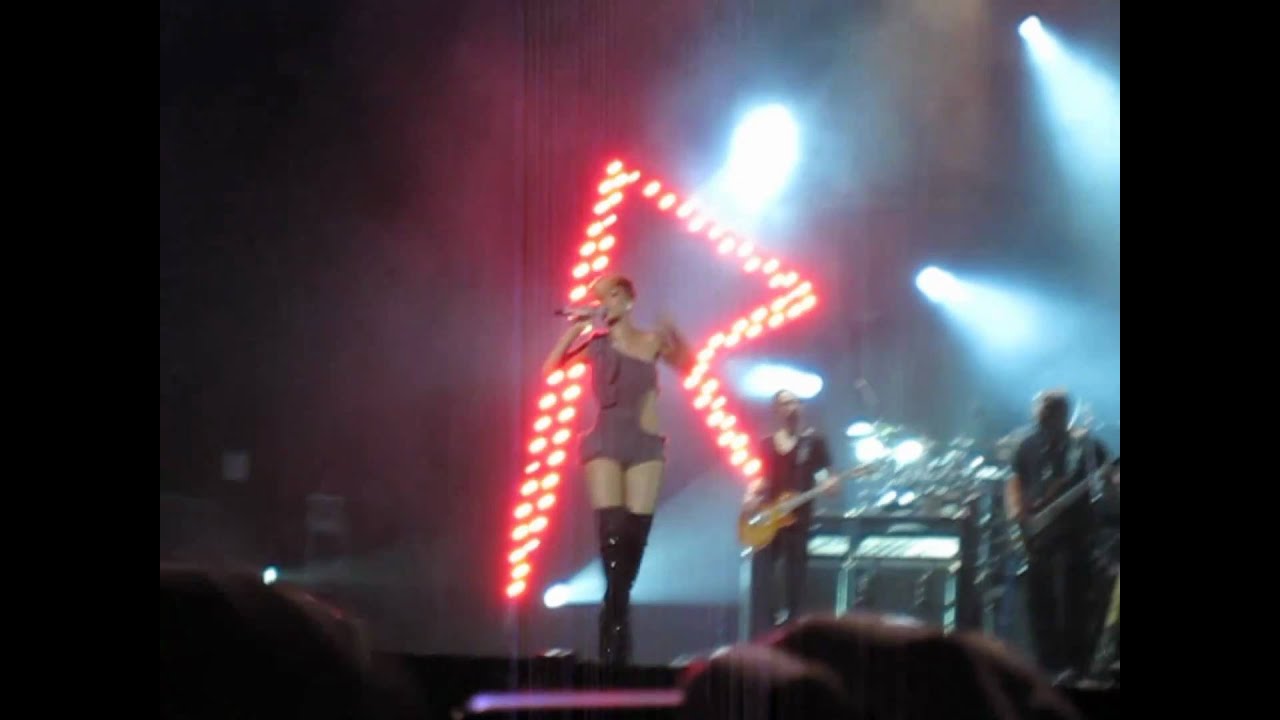 Rihanna - Umbrella (LIVE in Athens) HD