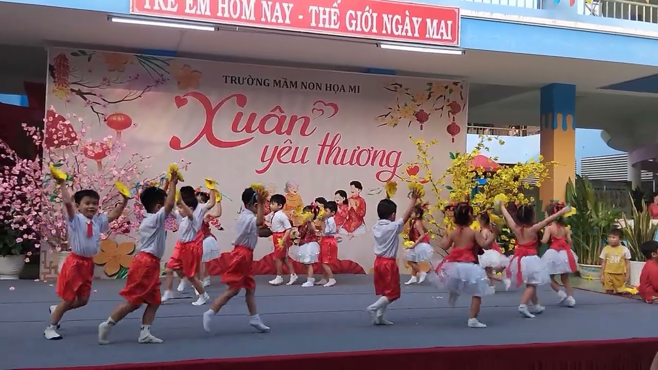 Bé múa đón xuân