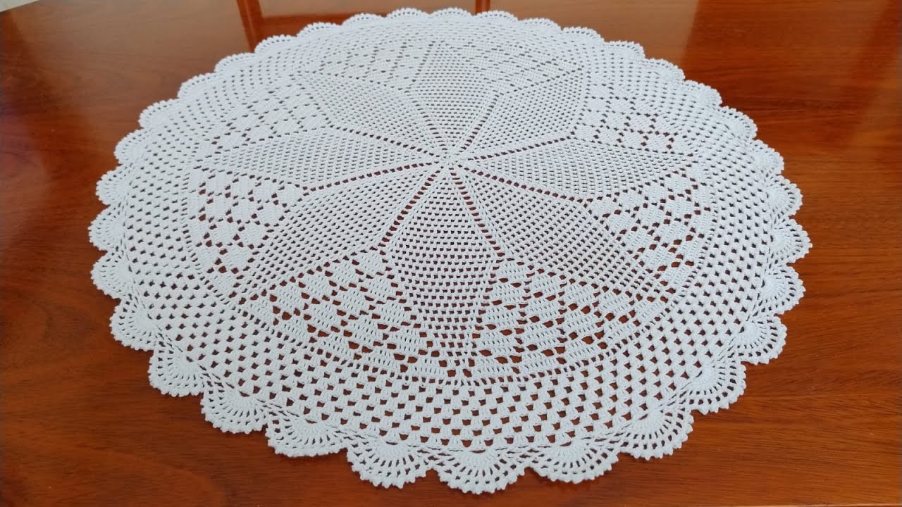 Centro de mesa em crochê com linha fina