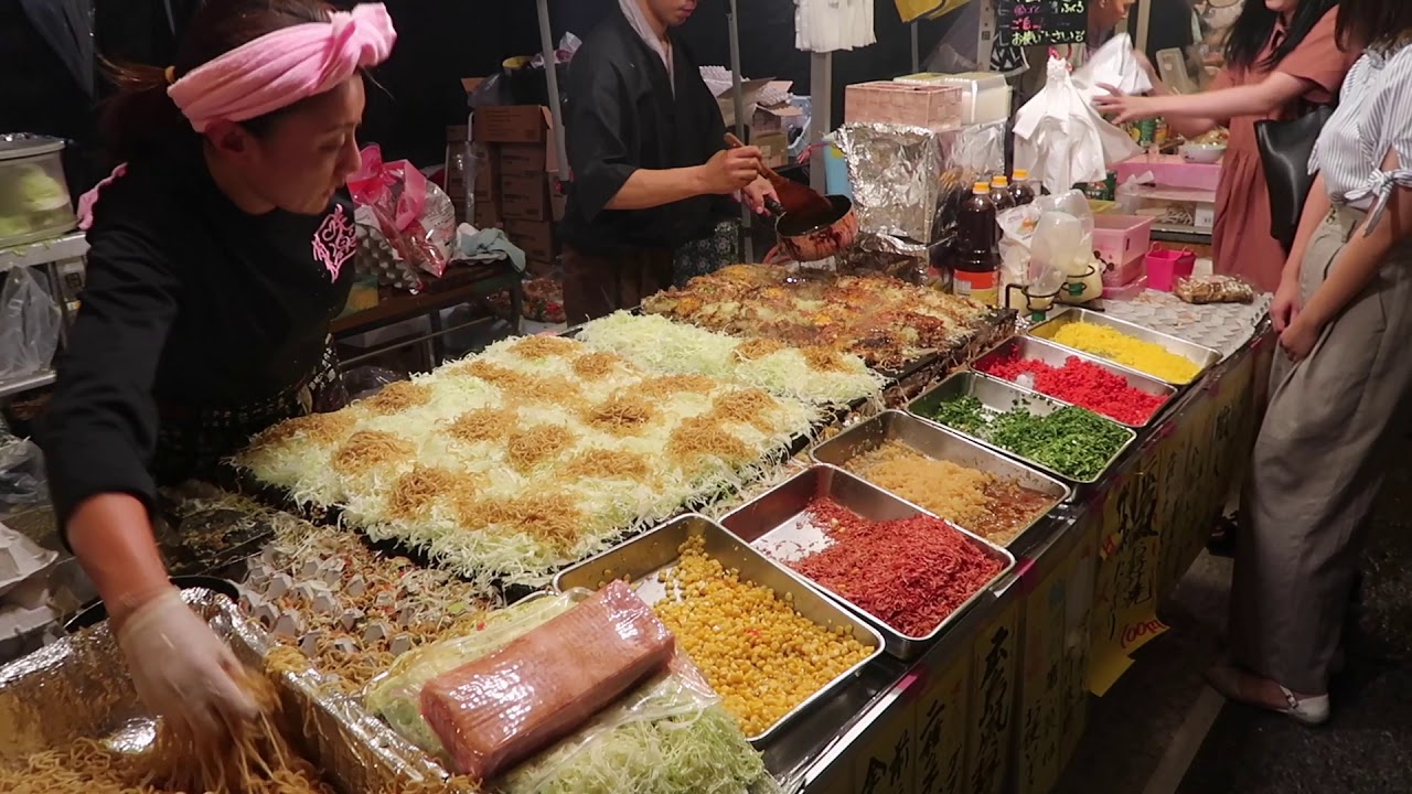 靖国神社夏祭り四日目　屋台には大勢の人が　たこ焼き、広島風お好み焼き　2019年7月16日（火）