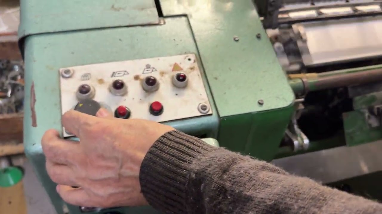 Brehmer sewing machine with headop feeder