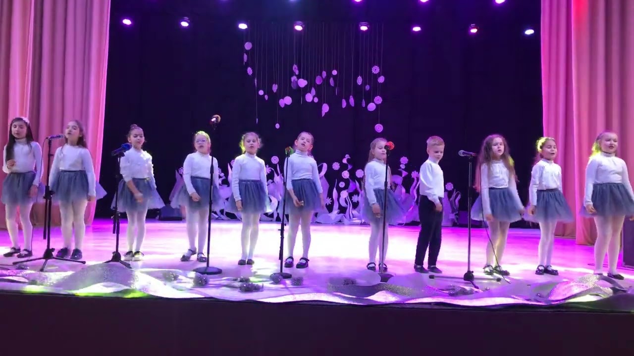 Вокальний ансамбль „Промінці” - Файна в нас ялиночка (Падіюн)