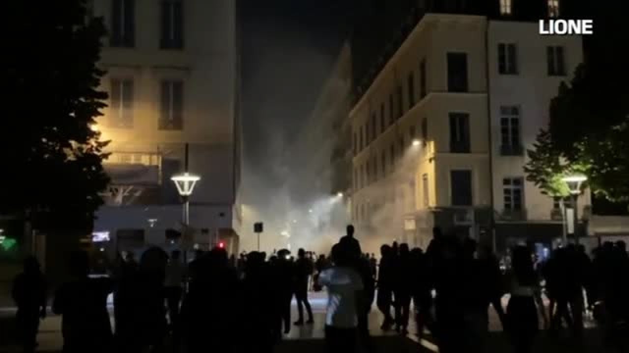 Francia, quarta notte di proteste e saccheggi per la morte di Nahel