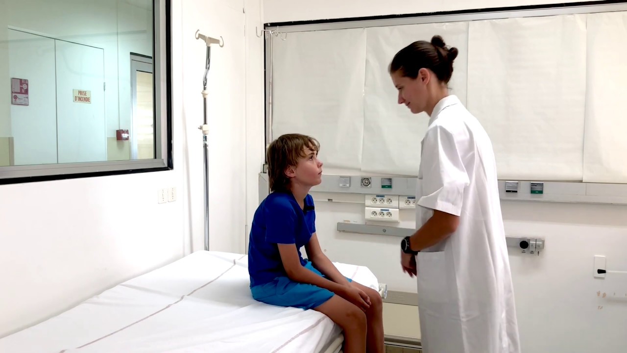 S02E03  enfant palpation du cou VOSTF HD
