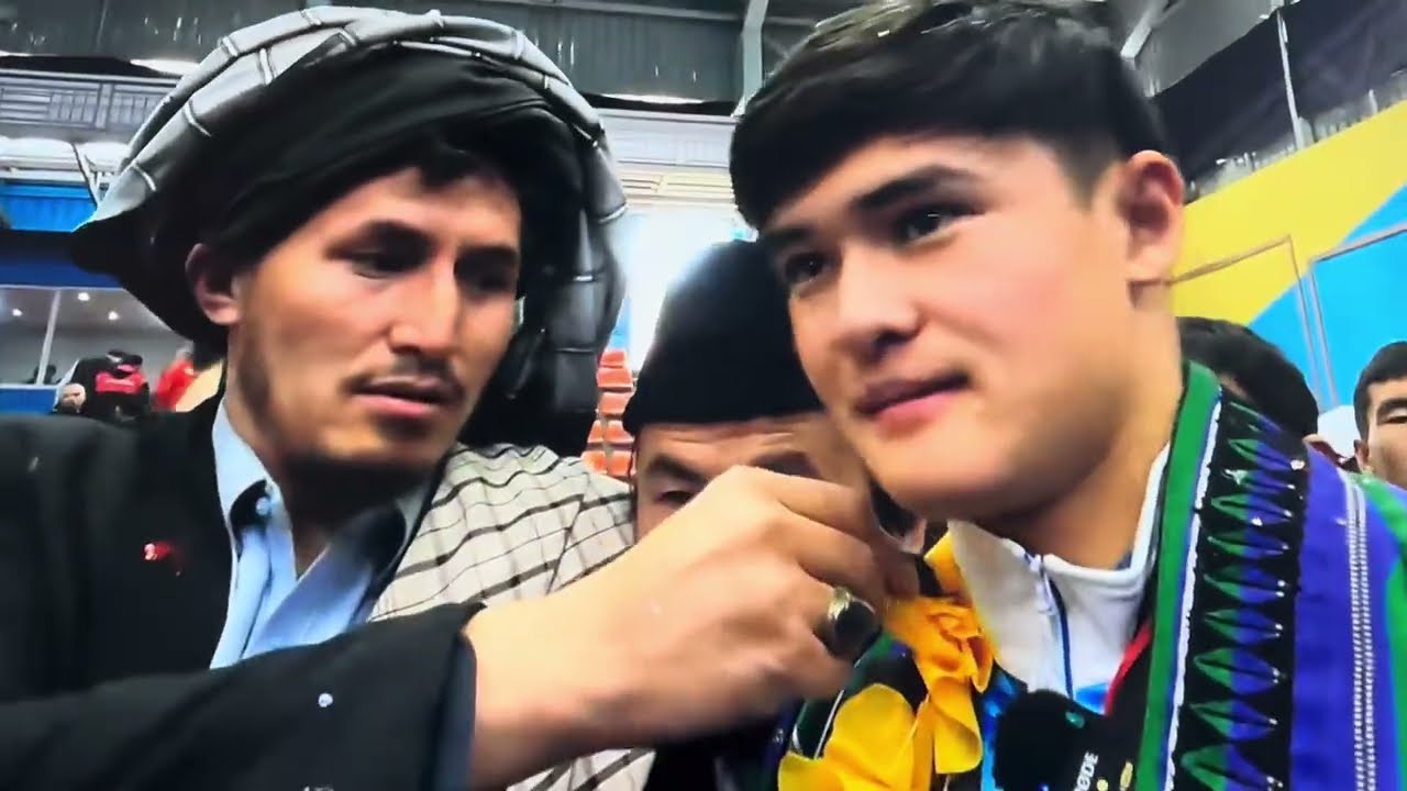 بازيكنان فوتسال آمدند :جشن، خوشحالى پا يكوبى مردم)🥇🇦🇫 قهرمان جوان فوتسال بركشت! على احمدى 😍