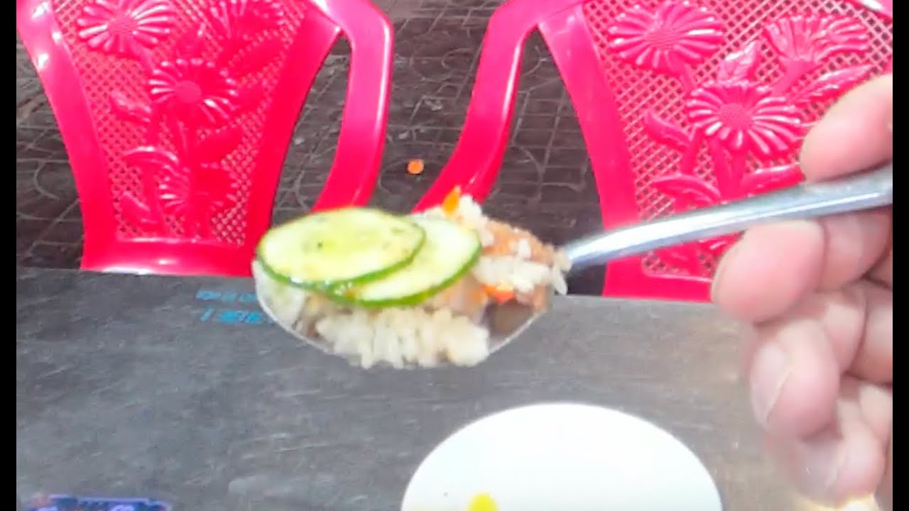 Foreigner goes to Winmart and eats Comtam
