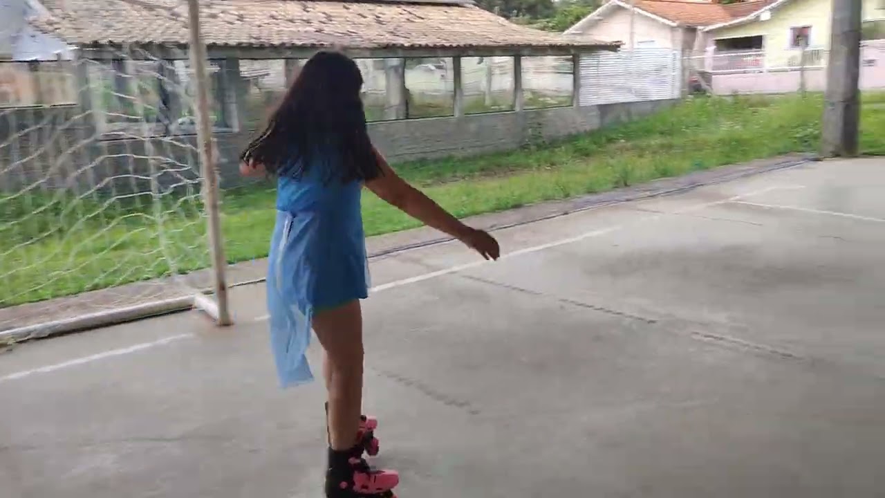 Milena... Aprendendo a andar de patins.