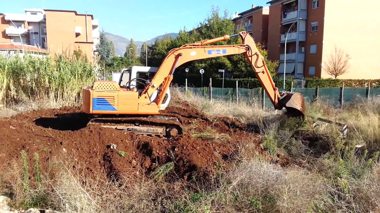 Pulizia area con escavatore hitachi 130.3