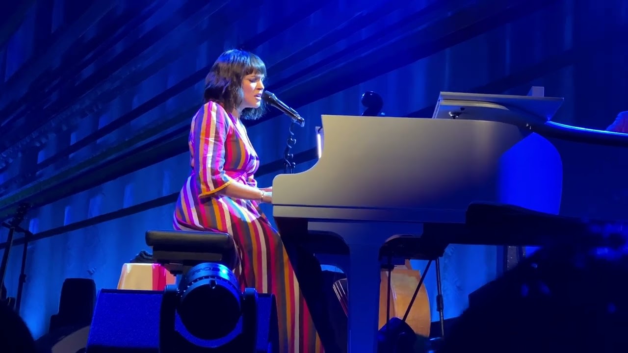 Norah Jones - Swept Up in the Night