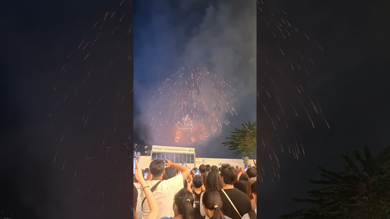 MÀN TRÌNH DIỄN PHÁO HOA HOẠN MỤC Ở BỜ SÔNG SAIGON VÀ TÒA NHÀ SAIGON MARINA IFC CHÀO ĐÓN NĂM MỚI 2026