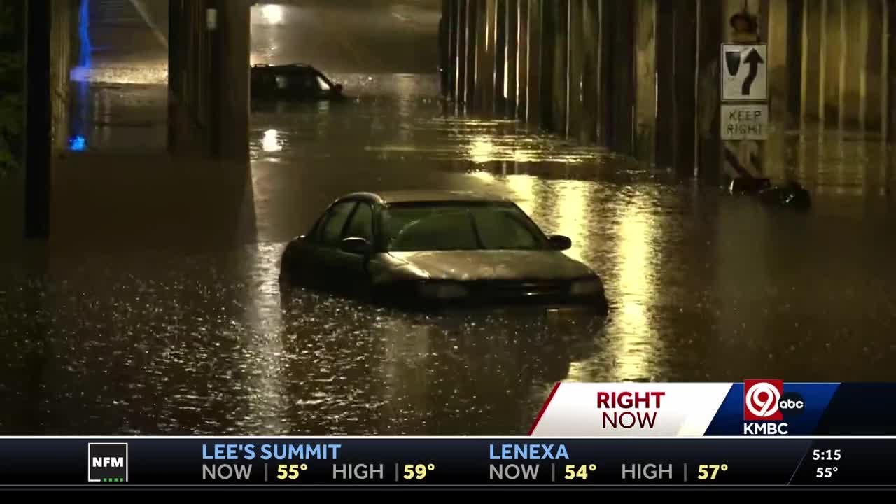 Floodwaters sweep away vehicles, kill two in Howell County, Missouri