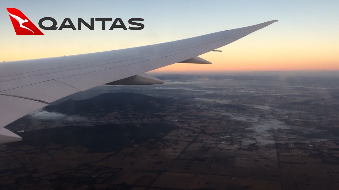 Qantas Boeing 787-9 sunrise landing at Melbourne Tullamarine Airport