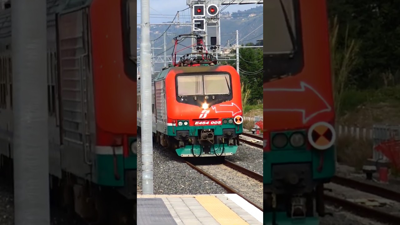 La vecchia E 464 005 in livrea Leonardo express con strombazzata.
