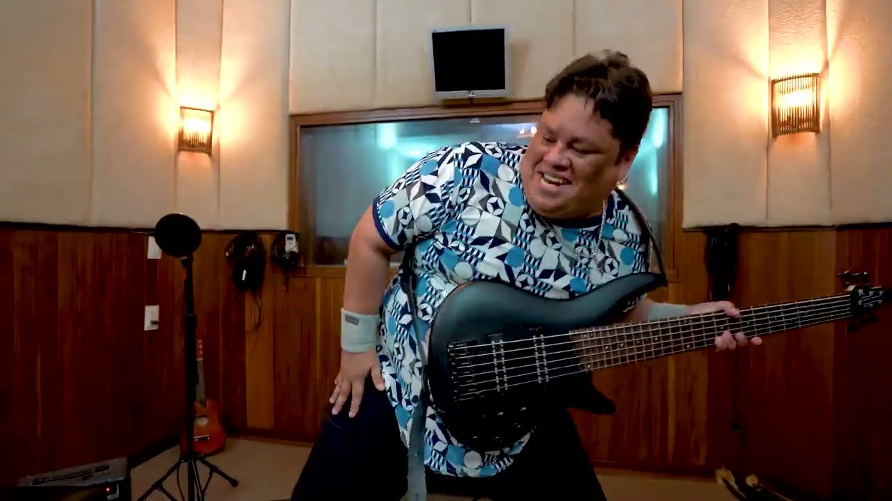 JUNIOR GROOVADOR CHALLENGING THE SINGER SAMMY HAGAR TO MAKE ROCK IN FORRÓ