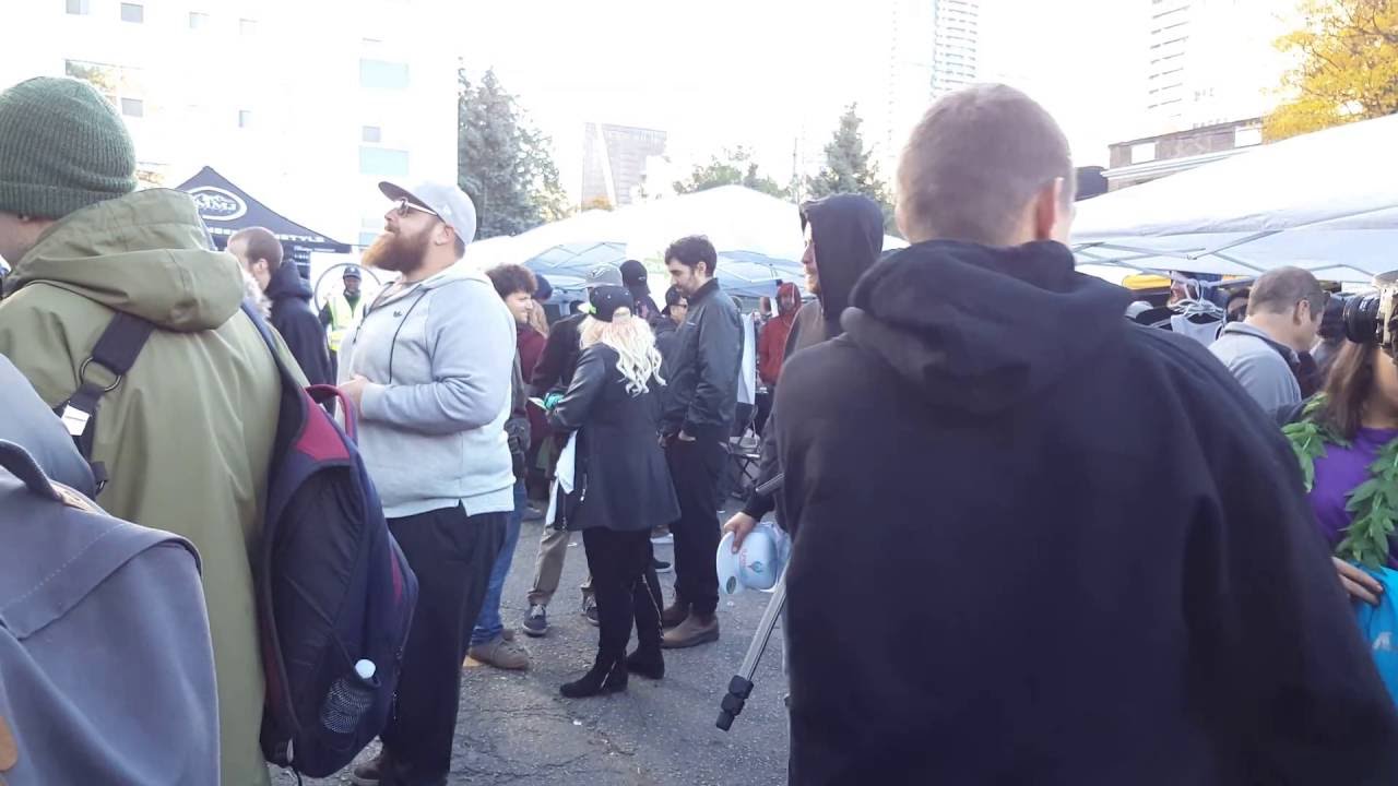 People Dabbing at Beard Brothers - #KarmaCup2016