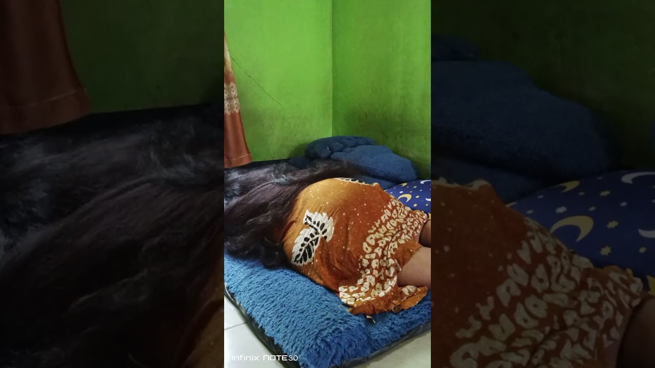 Ketika rambut panjang di mainkan posisi tiduran(hairplay long)
