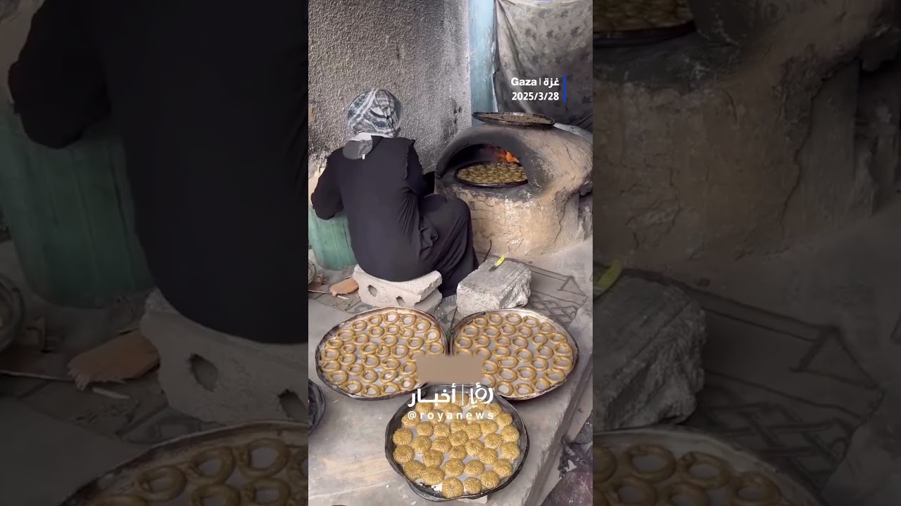 Palestinian woman bakes Ka&rsquo;ak on clay oven in Khan Younis