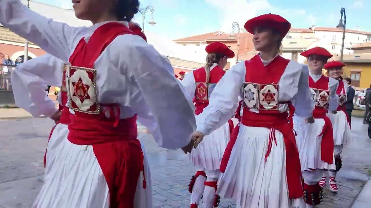 2025-11-08 Duguna eta Udaberri dantza taldeak, Plazara Dantzara ekimenean
