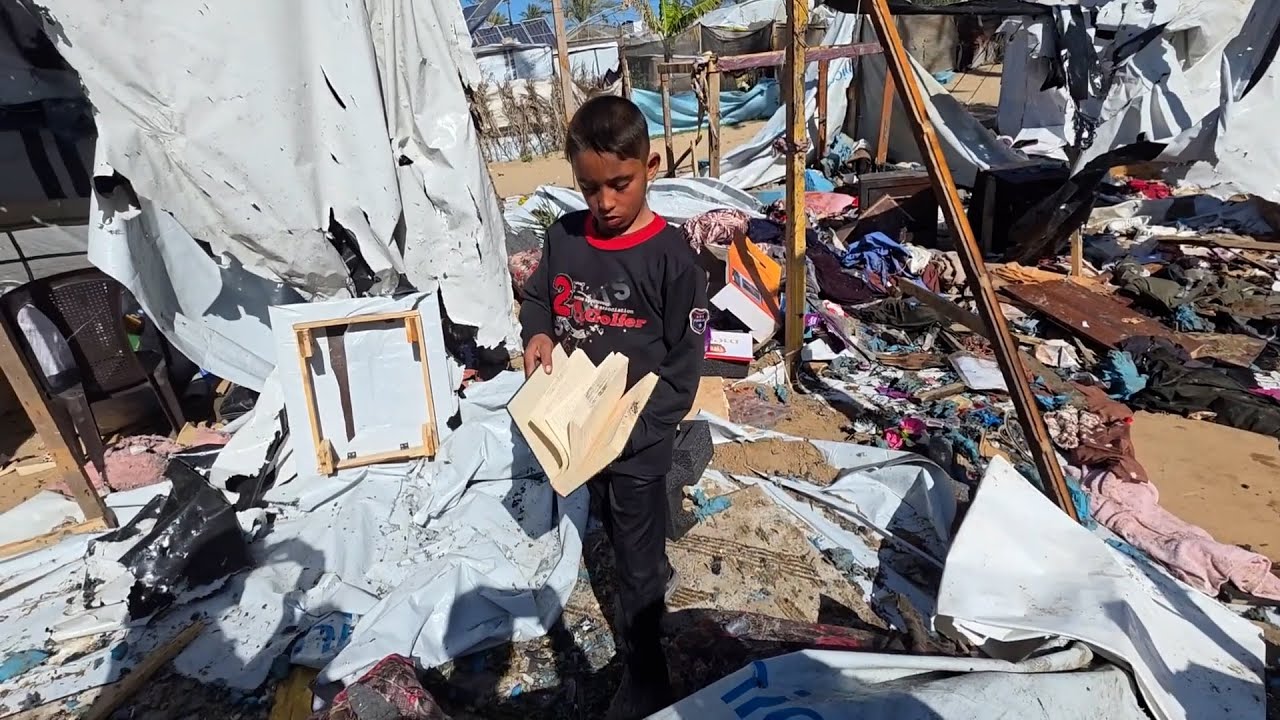 تفقد مكان استشهاد طفلتين ومسعف بعد قصف اسرائيلي استهدف خيمة نازحين بمواصي خان يونس جنوب قطاع غزة