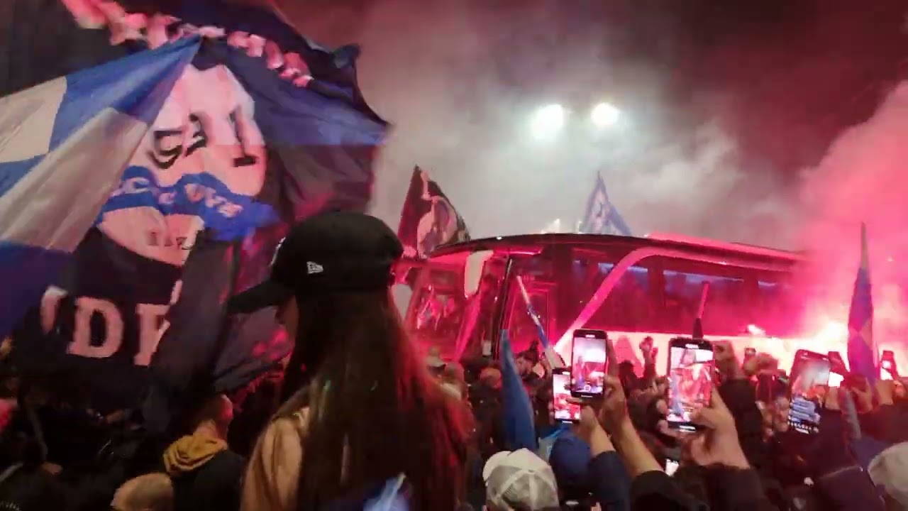 I giocatori del Napoli arrivano a Capodichino, quello che succede è assurdo 🤩 L'arrivo da Torino