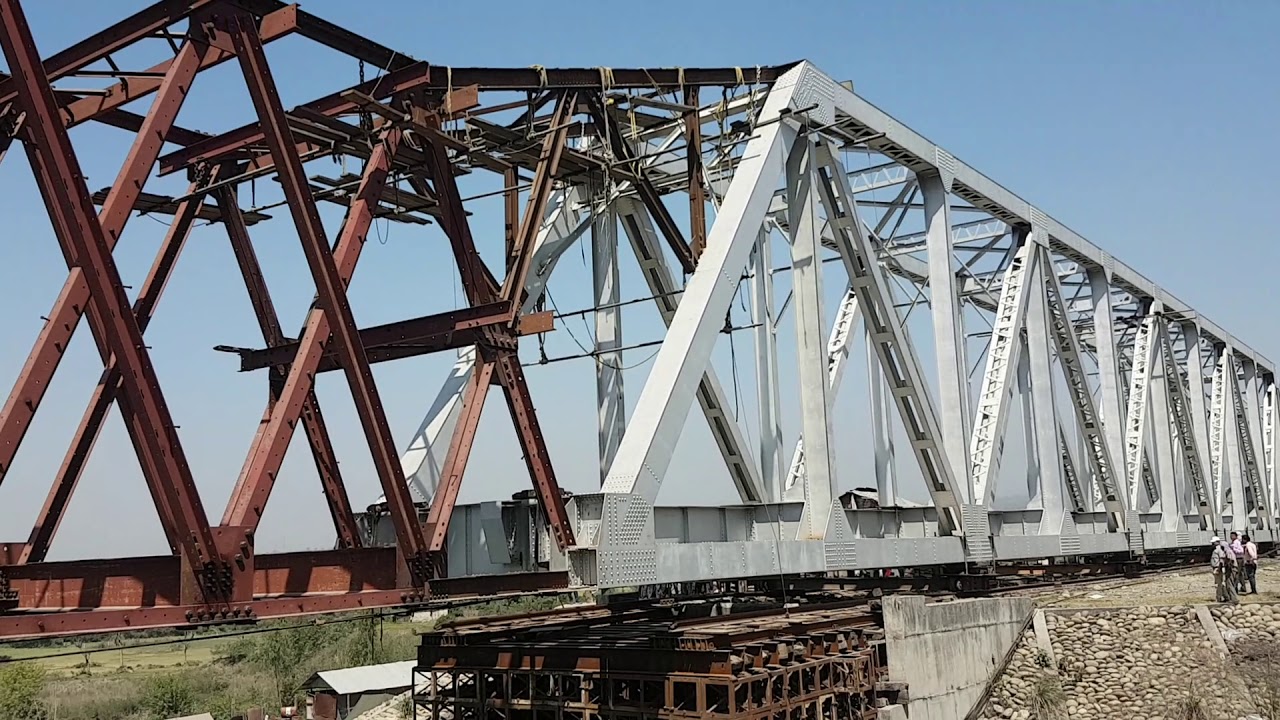 Launching of 250 feet steel OWG girder for Railway Br. no. 16 - Moving girder