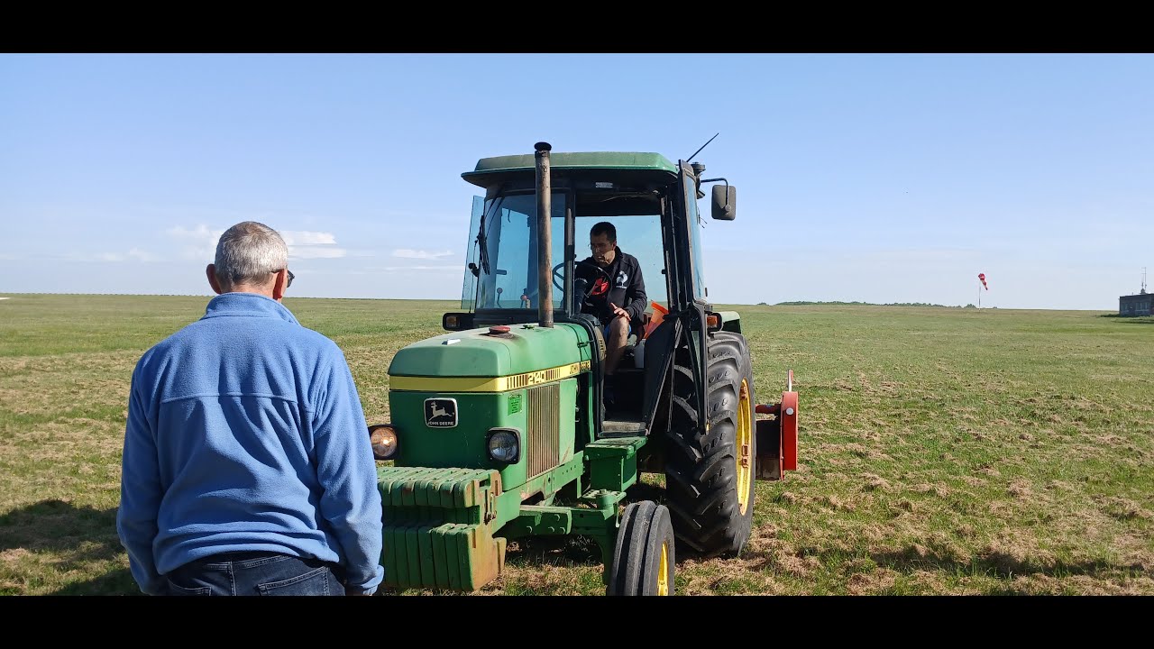 Utilisation du tracteur Vert pour tondre les pistes