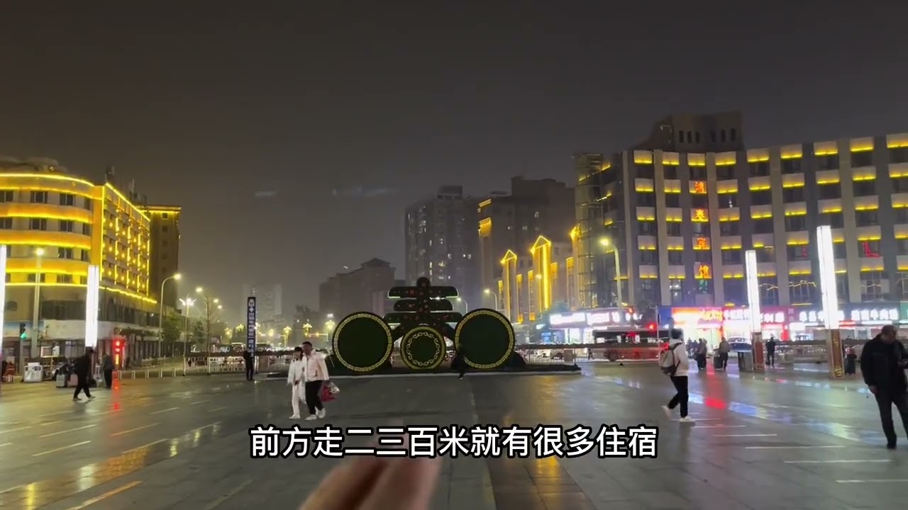 实拍河南省第二大的火车站商丘站，晚上客流量非常大