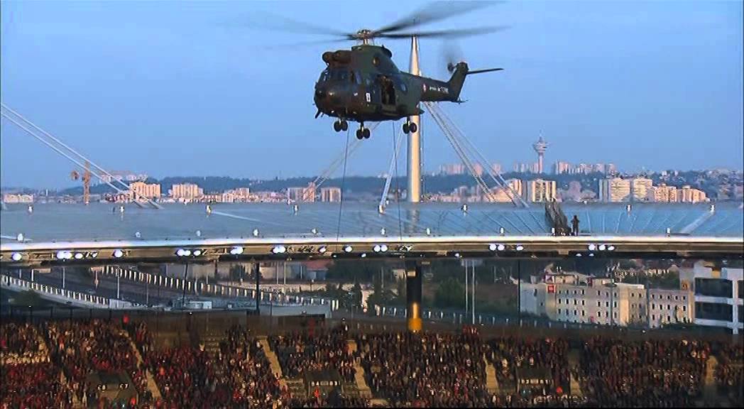 Bouclier de Brennus arrive par hélicoptère
