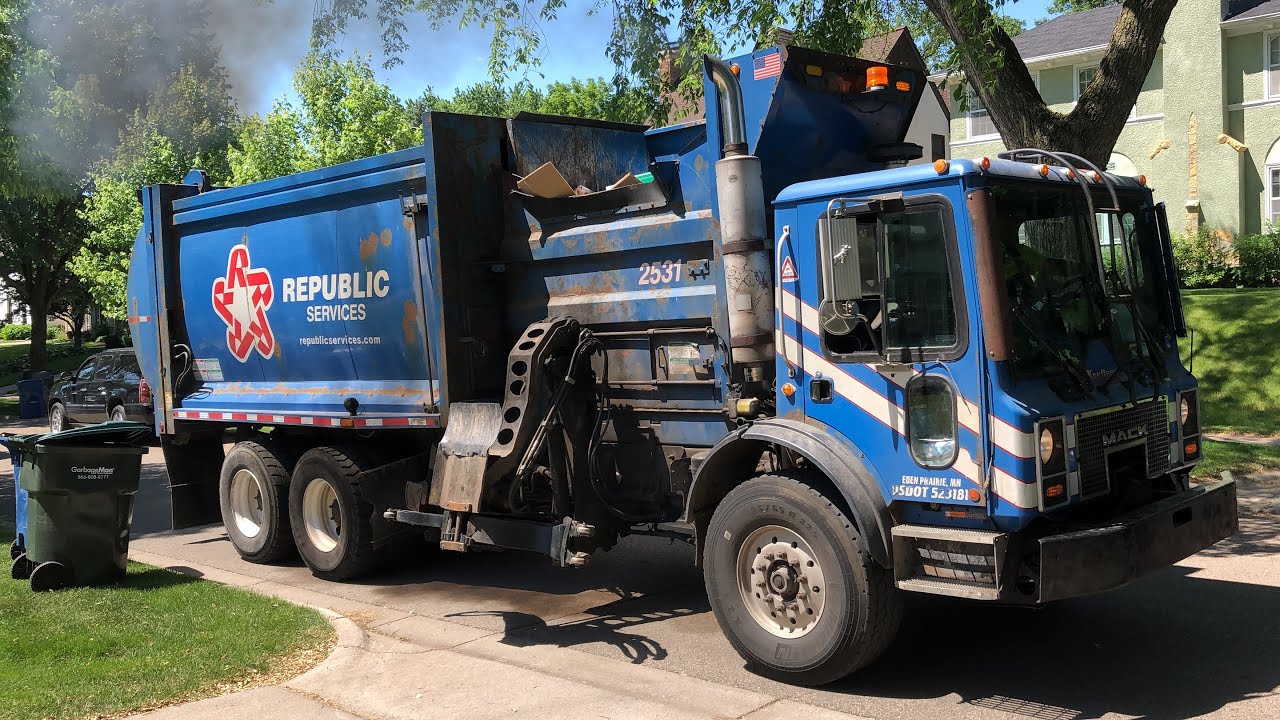 Republic Services Mack MR McNeilus Autoreach Garbage Truck
