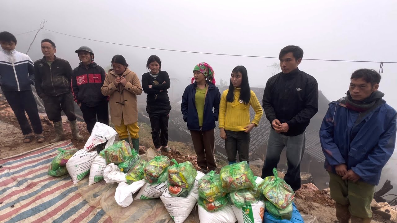 Bản em phong rầm mưa tưng bừng nhận quà Tết,cả bản Tết năm nay no đủ rồi..!