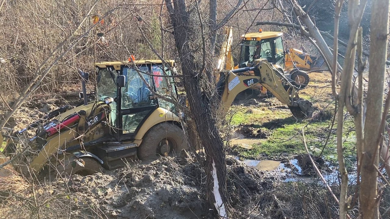 Cat 428f backhoe loader stuck in mud -JCB 3CX pull