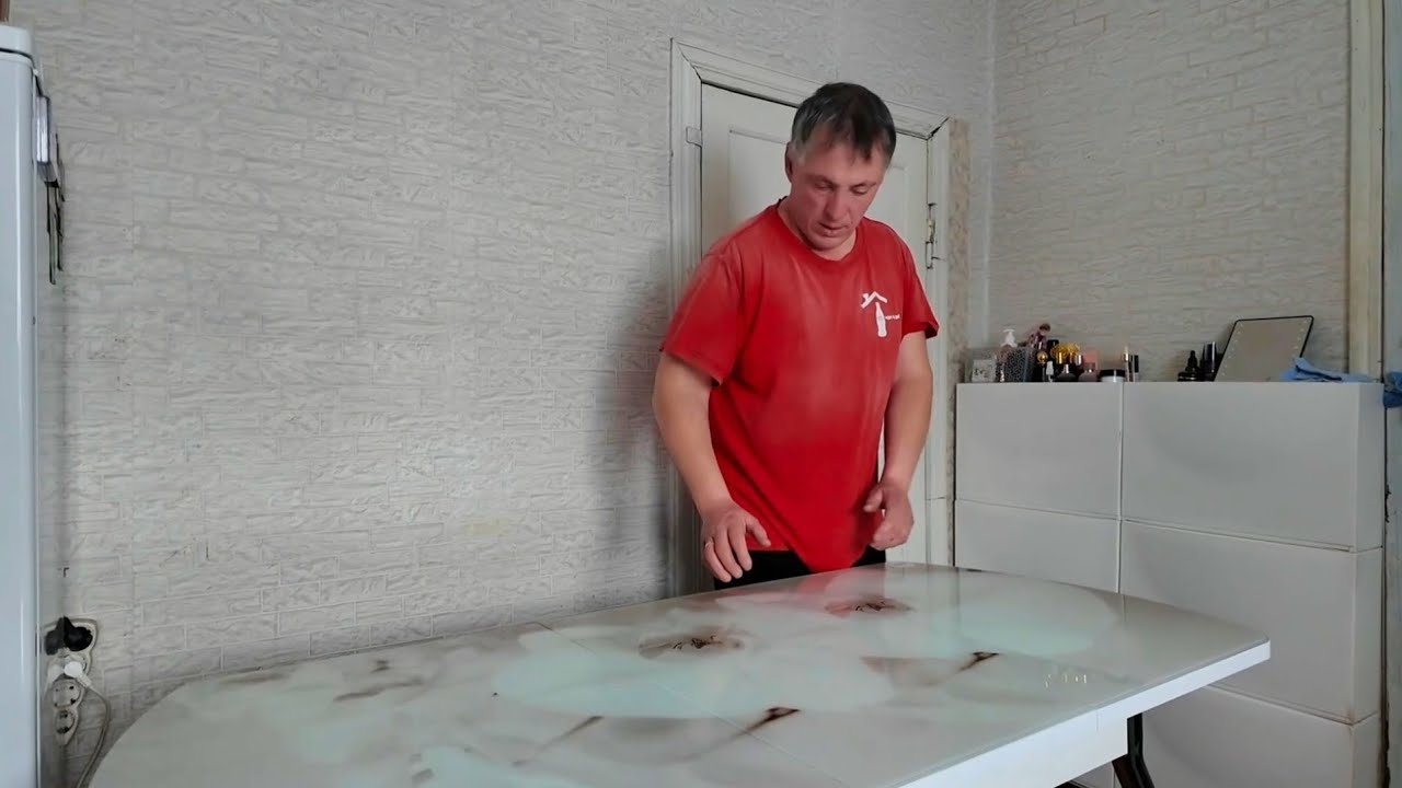 Поживём увидим. Ставим новый стол.