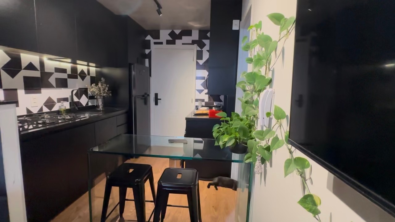 VOCÊ MORARIA num APÊ TODO PRETO? 😳 26m² Decorado da Plano&Plano | Tour Completo!
