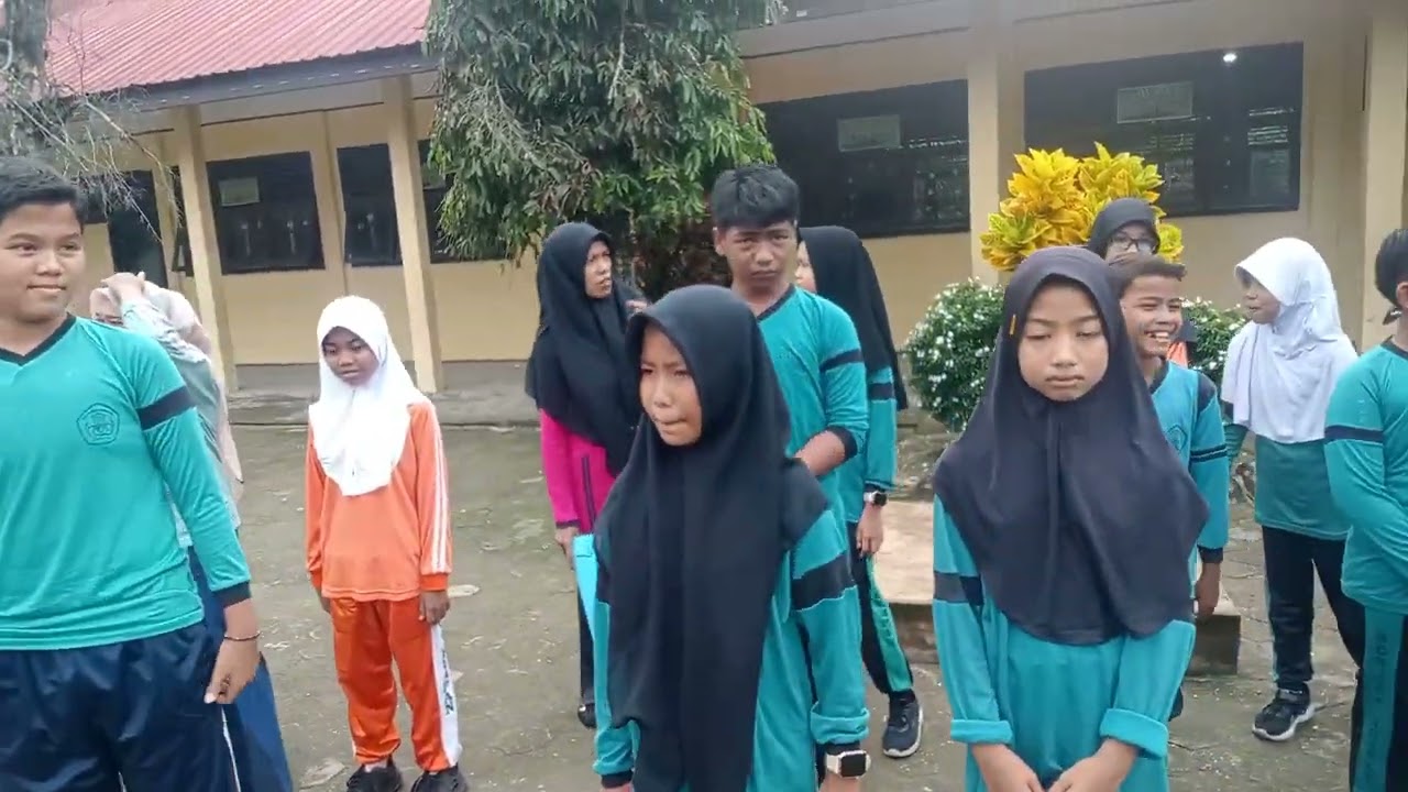 Pembagian rapor semester ganjil tahun pelajaran 2025/2026 UPT SD Negeri 004 Kuapan.